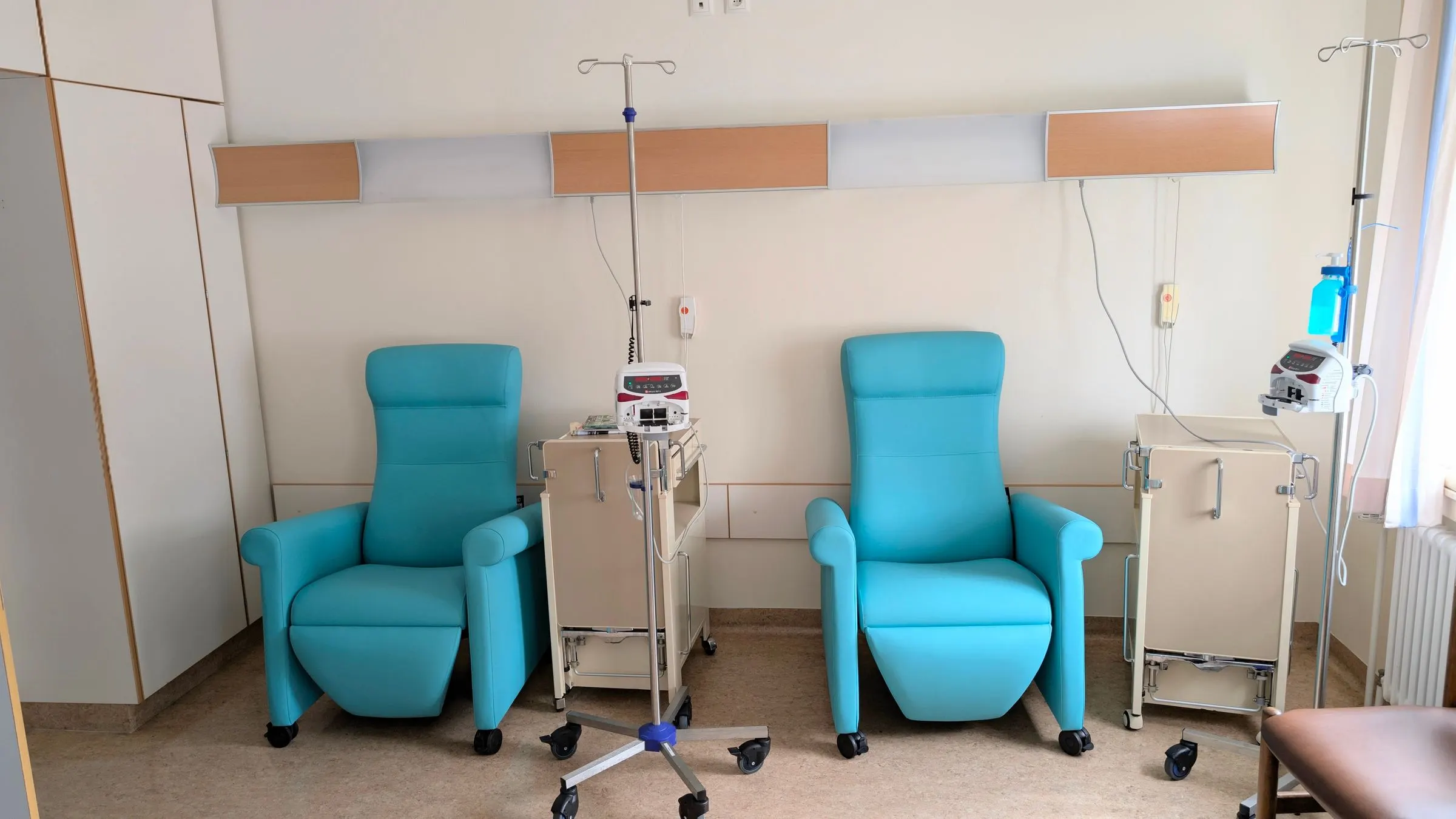 Diyaliz ve infüzyon için koltuklar ve serum askıları.